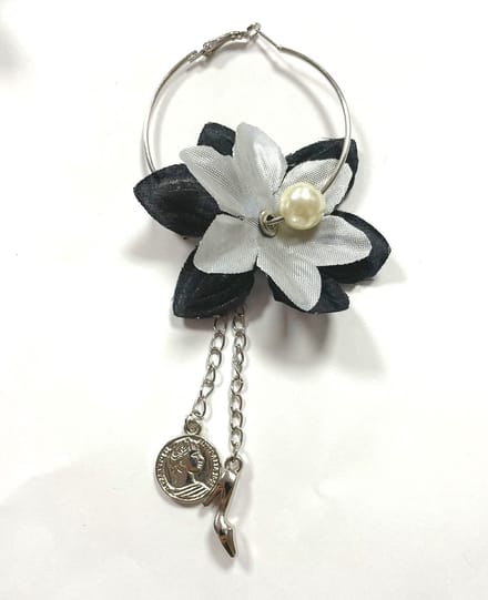 Statement oorbel met bloem - 15 Centimeter - Zwart, grijs, zilverkleurig - Damesdingetjes