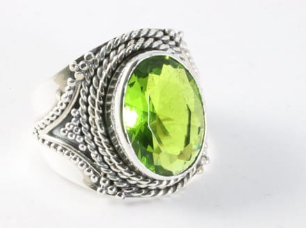 Bewerkte zilveren ring met peridoot - maat 19