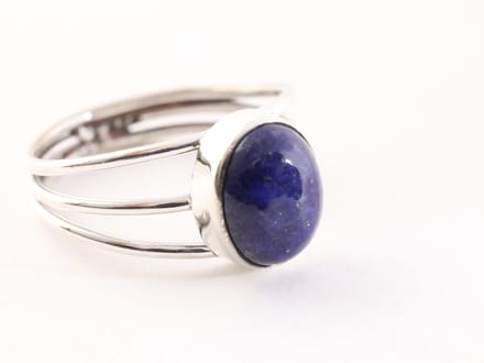 Opengewerkte zilveren ring met lapis lazuli - maat 21