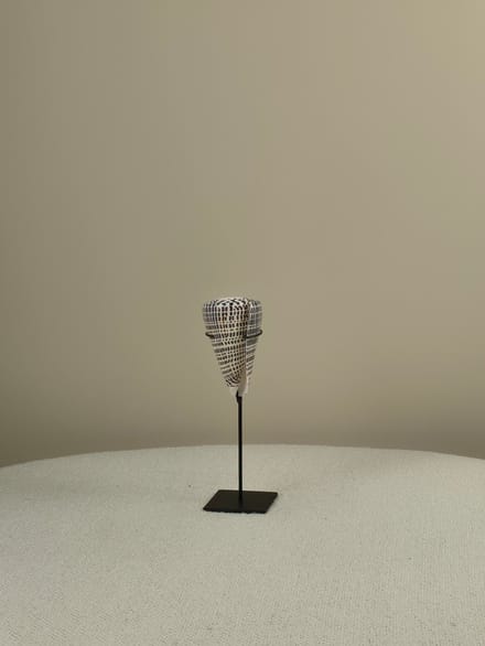 Blitzdeco - Schelp op Standaard - April - Minimalistisch decor - Beige wit - IJzeren voet