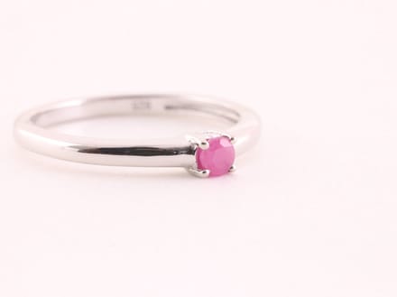 Fijne hoogglans zilveren ring met robijn - maat 15.5