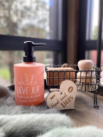 Creaties van hier - zeeppompje juf met houten hartje - glas