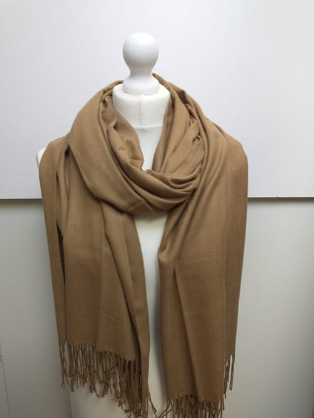 Lange dames wintersjaal Jannie effen motief bruin
