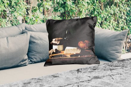 Sierkussen Buiten - Rustiek - Brie - Stilleven - Fles - Brood - 60x60 cm - Weerbestendig