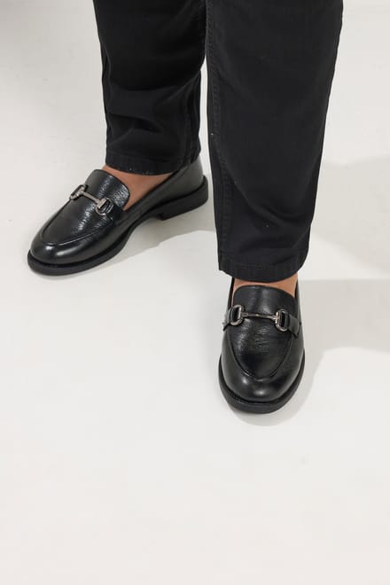 Yours Loafers Met Zwarte Metalen Afwerking In Een Model In Brede Epasvormsize 42E