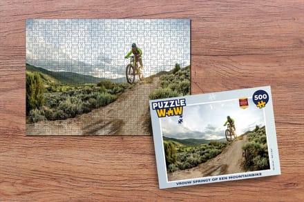 Puzzel Vrouw springt op een mountainbike - Legpuzzel - Puzzel 500 stukjes
