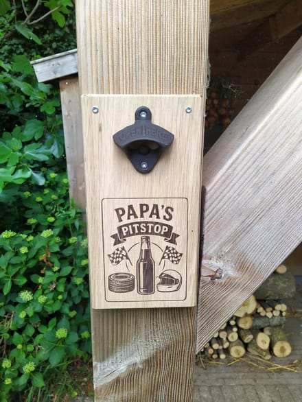 Magnetische Bieropener met tekst – Eikenhout – 25 x 13cm
