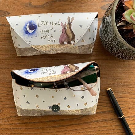Alex Clark Spectacle case Moon and Back Rabbits ~ Brillenkoker Maan en Konijnen