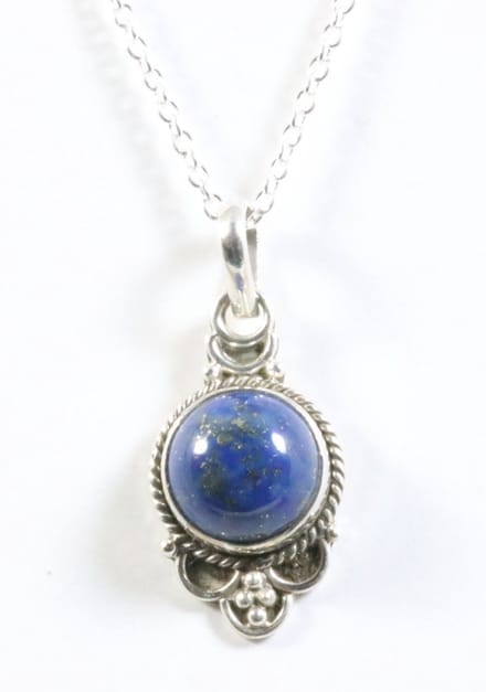 Fijne bewerkte zilveren hanger met lapis lazuli aan ketting