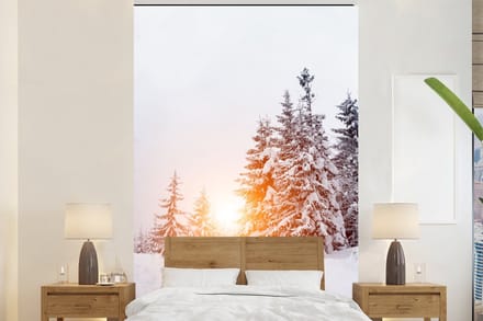 Behang - Fotobehang Zon - Bomen - Sneeuw - Breedte 200 cm x hoogte 300 cm