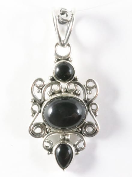 Opengewerkte zilveren hanger met onyx