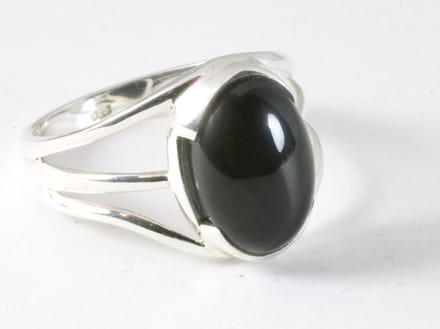 Opengewerkte zilveren ring met onyx - maat 16.5