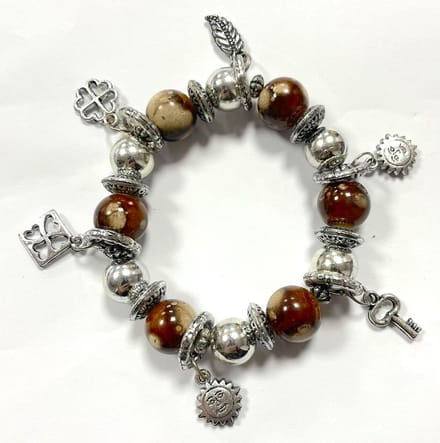 Armband met bedeltjes - Klavertje vier, sleutel, zonnetjes, blaadjes - Rekbaar - Damesdingetjes
