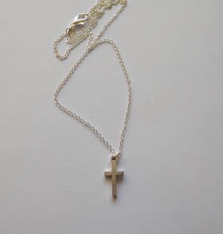 Ketting fijn model met klein kruisje zilverkleur.