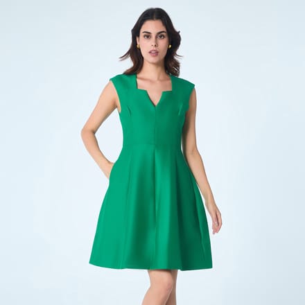 Fit-and-flare satijnen korte jurk met vierkante V-hals