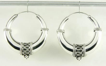 Bewerkte zilveren Bali oorringen - ø 30 mm.