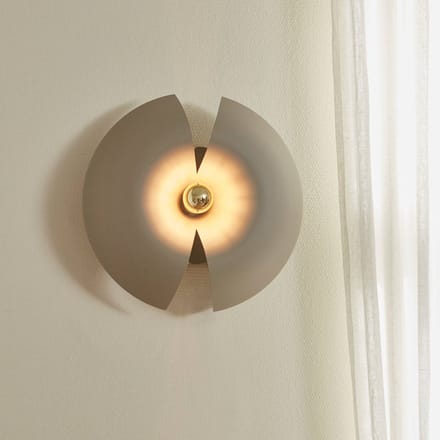 AYTM Wandlamp Cycnus, taupe, Ø 30 cm, stekker, aluminium, E27