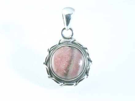 Ronde bewerkte zilveren hanger met rhodochrosiet