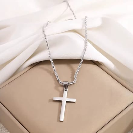 Ketting met hanger kruisje zilverkleur.
