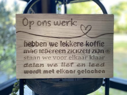 Tekstbord eikenhout 20x30 cm - op ons werk