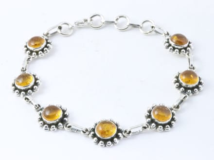Bewerkte zilveren armband met amber