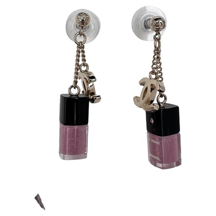 Chanel CC nagellakflesje oorbellen in roze hars