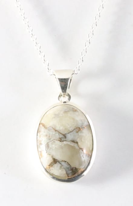 Ovale zilveren hanger met calciet aan ketting