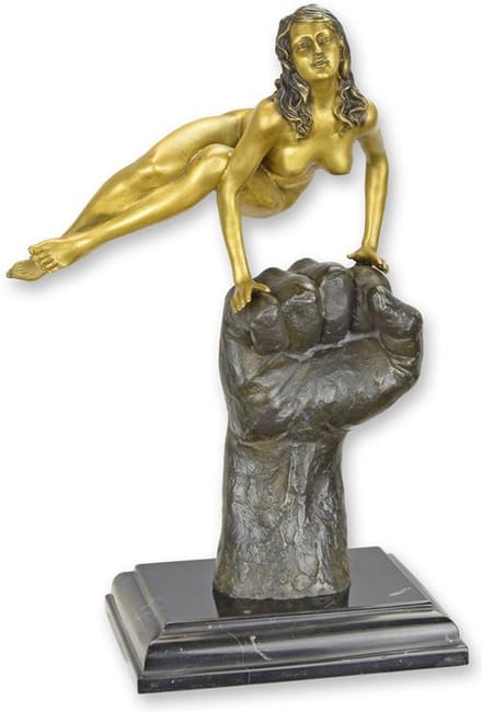 EEN BRONZEN BEELD VAN EEN WERVELEND NAAKT OP EEN HAND