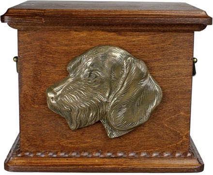 Persoonlijke urn voor teckel met gravure en reliëf voor hondenas.
