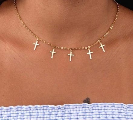 Ketting met 5 kruisjes goudkleur.