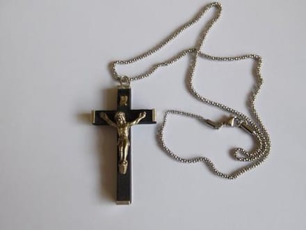 Ketting met hanger Benedictus kruisje zwart 7cm