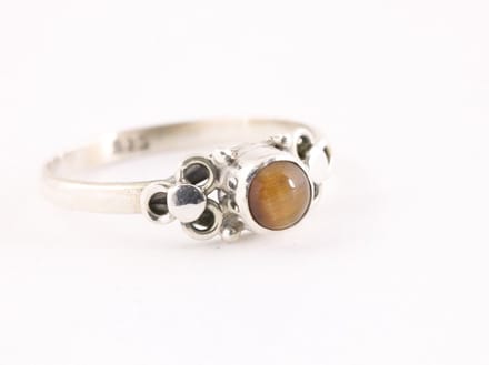 Fijne bewerkte zilveren ring met tijgeroog - maat 20