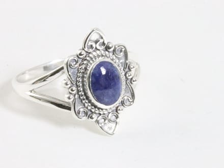 Fijne bewerkte zilveren ring met blauwe saffier - maat 19