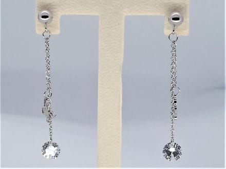 Oor stekkers chirurgisch staal rond knopje met twee hanger vlinder en 7mm kristal.