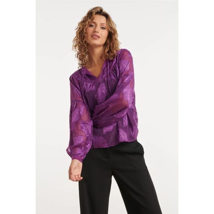 Smashed Lemon 24698 paarse chiffon jacquard v-hals top met bladmotief