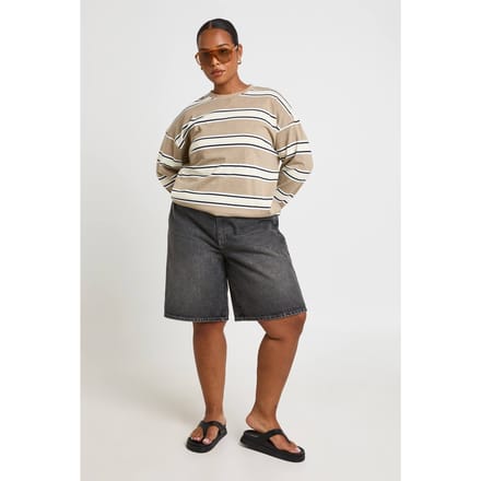 boohoo Dames Plus Mid Rise Denim Jorts | Greywash | Maat: 44