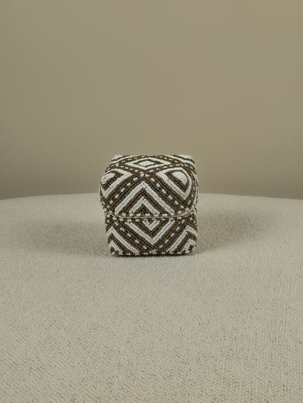 Blitzdeco - Balinees Offermandje - Elias - Handgemaakt Kralenmandje - Goud Wit - Boho Chic