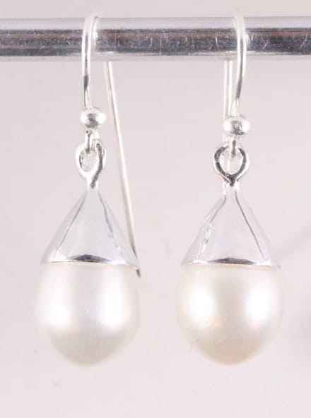 Hoogglans zilveren oorbellen met zoetwater parel