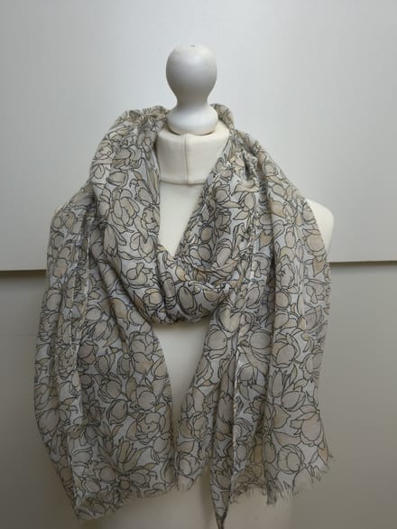 Lange dames sjaal Riena-gebloemd motief-beige wit zwart