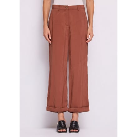 korte broek vrouw bruin