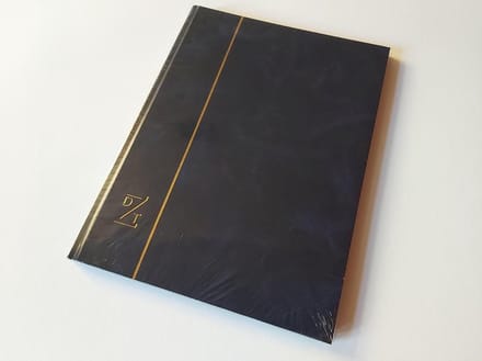 Dezittere Postzegelalbum 16 zwarte Bladzijden blauwe kaft