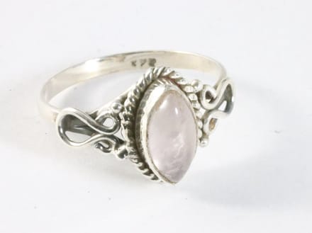 Fijne bewerkte zilveren ring met rozenkwarts - maat 18