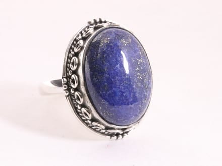 Zware bewerkte zilveren ring met lapis lazuli - maat 18