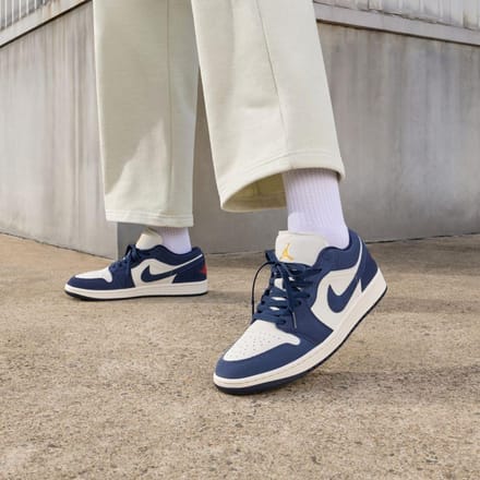 Jordan 1 Low SE Obsidian Suede 47 white