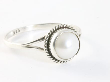 Fijne bewerkte ronde zilveren ring met parel - maat 20