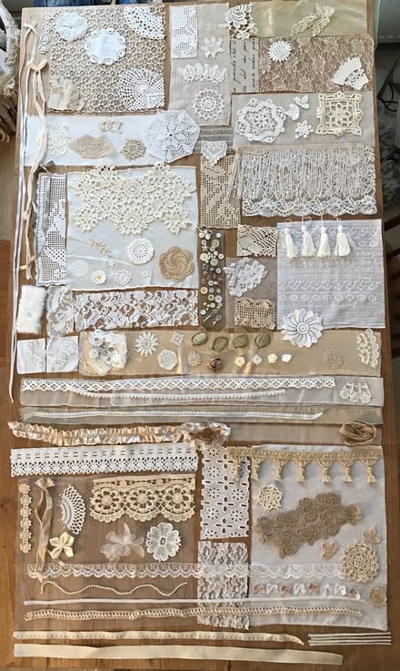 Stoffen en kant knutsel pakket met band, lint en accessoires. Journaling, collage