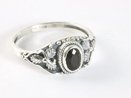 Fijne bewerkte zilveren ring met onyx - maat 19