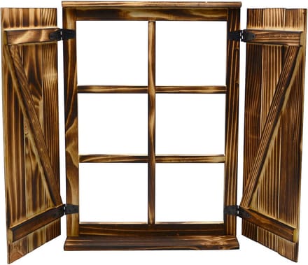 Decoratief raam met vensterluiken en gevlamd houten kozijn
