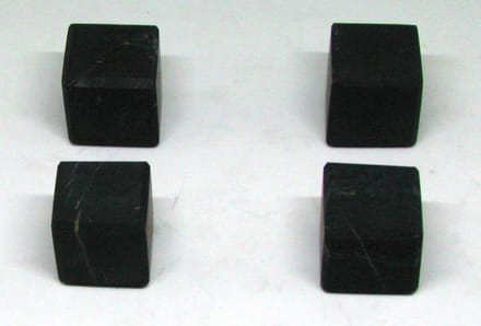 Set 4 ongepolijste shungiet kubussen 35 mm (audiovoetjes)