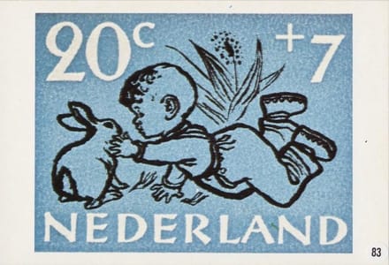 Briefkaart met afbeelding jongentje met konijn postzegel